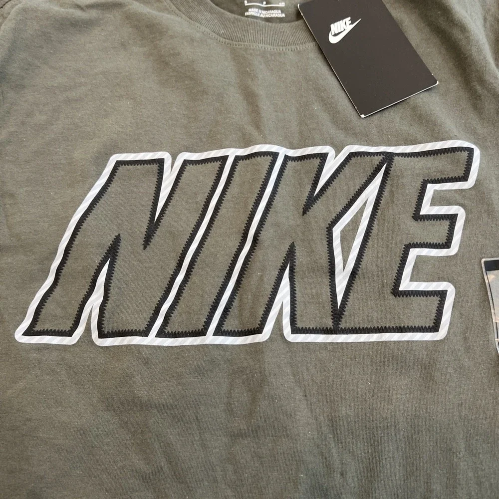New with tag nike tshirt mens size small dark green short sleeve cotton